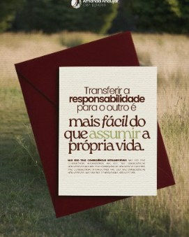 Post com um cartão sobre um envelope vinho em um campo, com a frase Transferir a responsabilidade para o outro é mais fácil do que assumir a própria vida