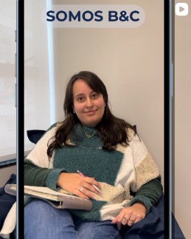 Vídeo com a Amanda sentada com um caderno no colo, com o título Somos B&C